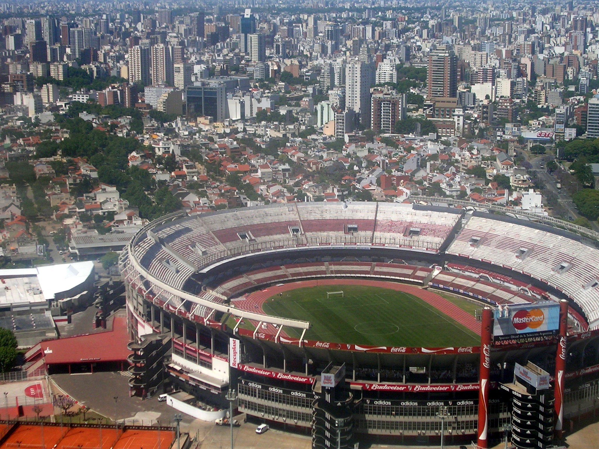 "River Pleyt" stadionun qapısını rəqibin üzünə bağlayıb