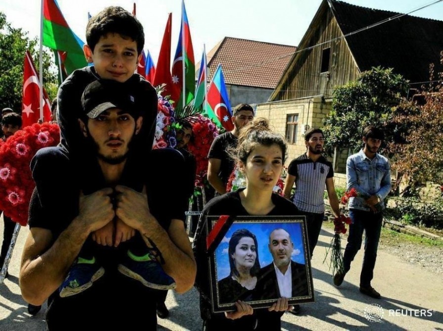 Gənclər və İdman Nazirliyinin kollektivi valideynlərini itirmiş bacı-qardaşı himayəyə götürüb