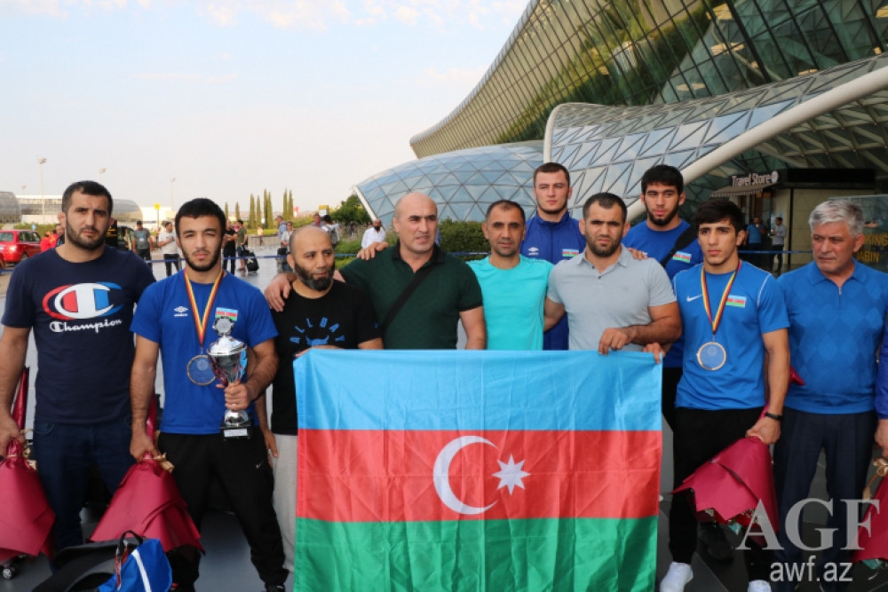 Avropa çempionatında uğurlu çıxış edən gənclərdən ibarət sərbəst güləş millimiz Vətənə qayıdıb