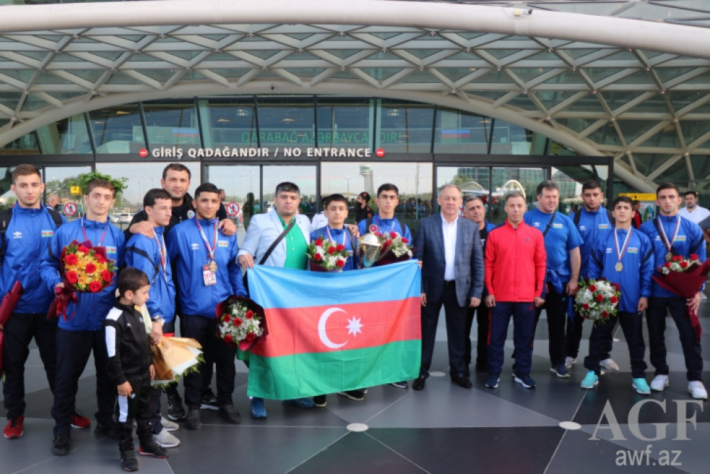 Avropa çempionatında uğurla çıxış edən yeniyetmə güləşçilərimiz Vətənə qayıdıblar