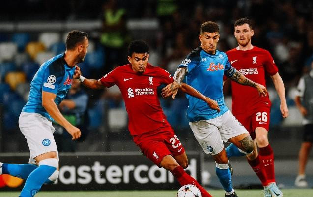 "Napoli" "Liverpul"u darmadağın edib