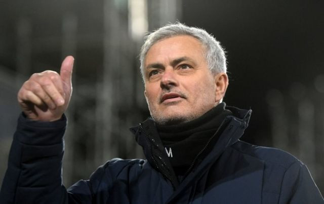 Mourinyo medalını tribunaya atdı