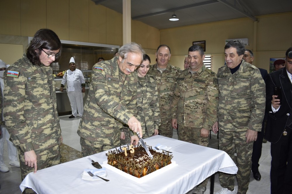 Polad Bülbüloğlu ad gününü cəbhə bölgəsində qeyd etdi