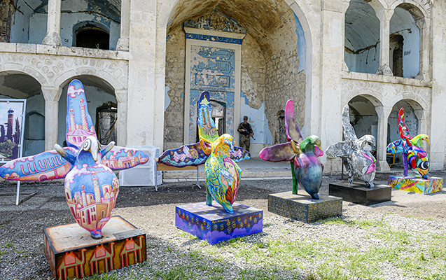 Beynəlxalq incəsənət festivalının rəssamları işğaldan azad olunan ərazilərdə “Xarıbülbül” maketlərini ərsəyə gətiriblər