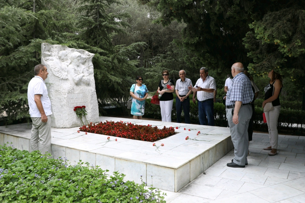 Maestro Niyazinin məzarı ziyarət olunub