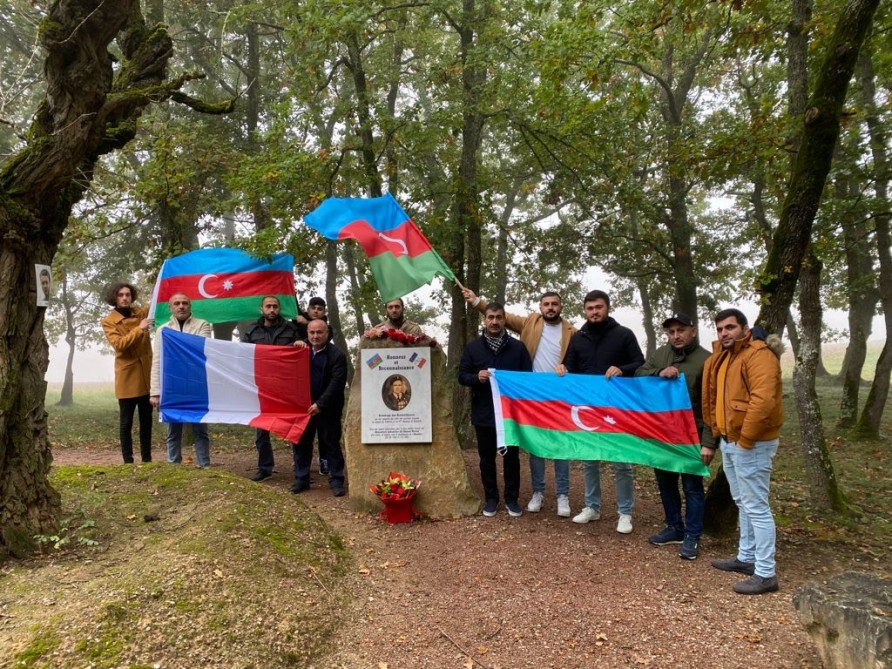 Zəfər Günü münasibətilə Əhmədiyyə Cəbrayılovun Fransadakı xatirə lövhəsi ziyarət edilib