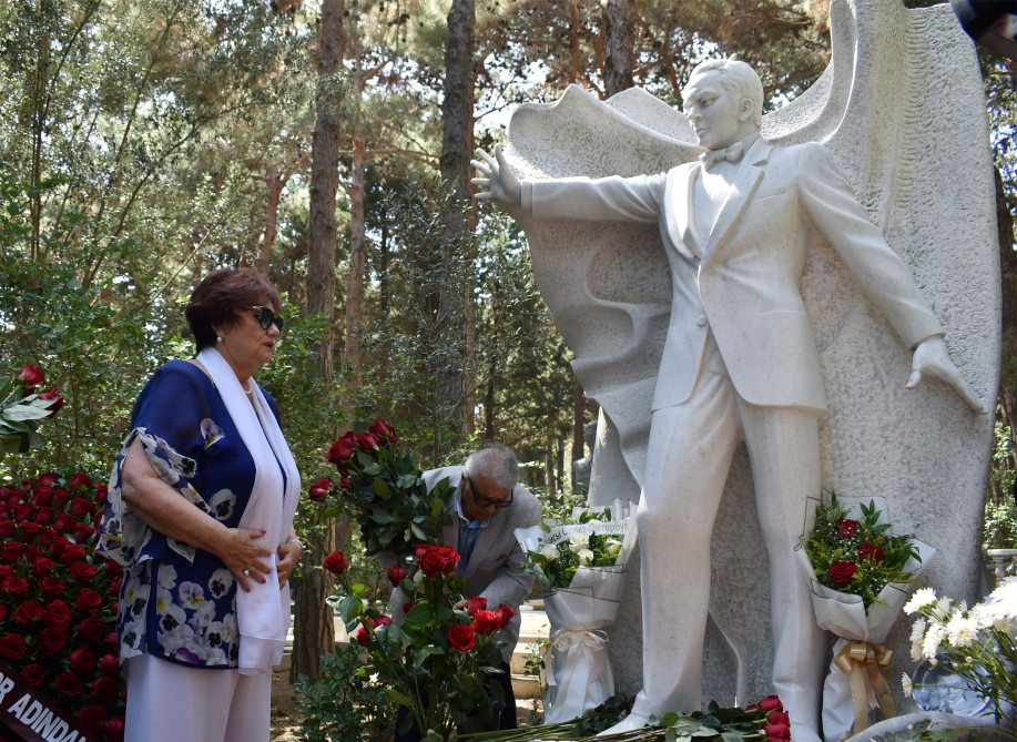 Dünya şöhrətli müğənni Müslüm Maqomayevin xatirəsi anılıb