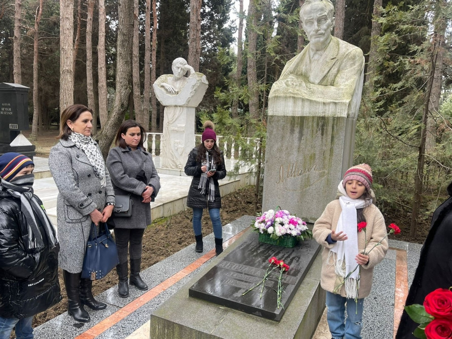 Fəxri xiyabanda Abdulla Şaiqin məzarı ziyarət olunub