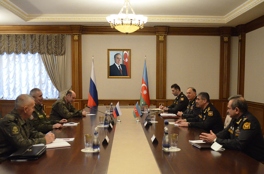 Defense Minister receives new Commander of Russian peacekeeping forces