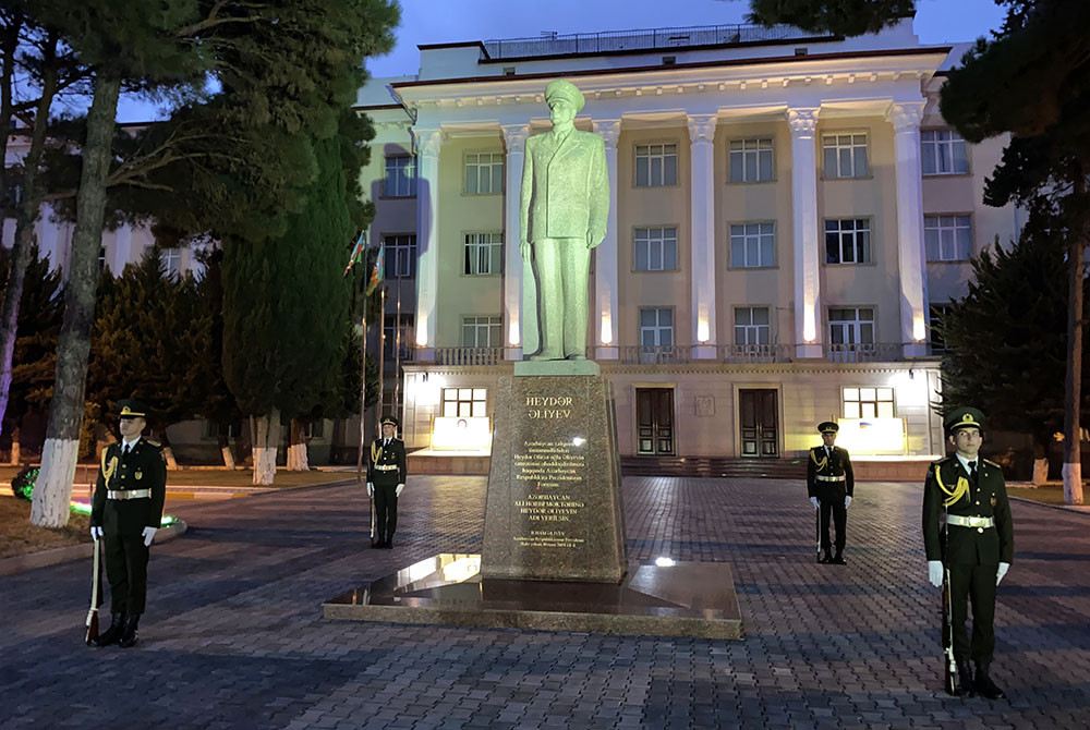 Defense Minister meets with military personnel of Azerbaijan Military Academy