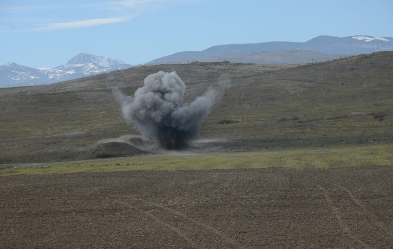Füzulidə traktor minaya düşüb