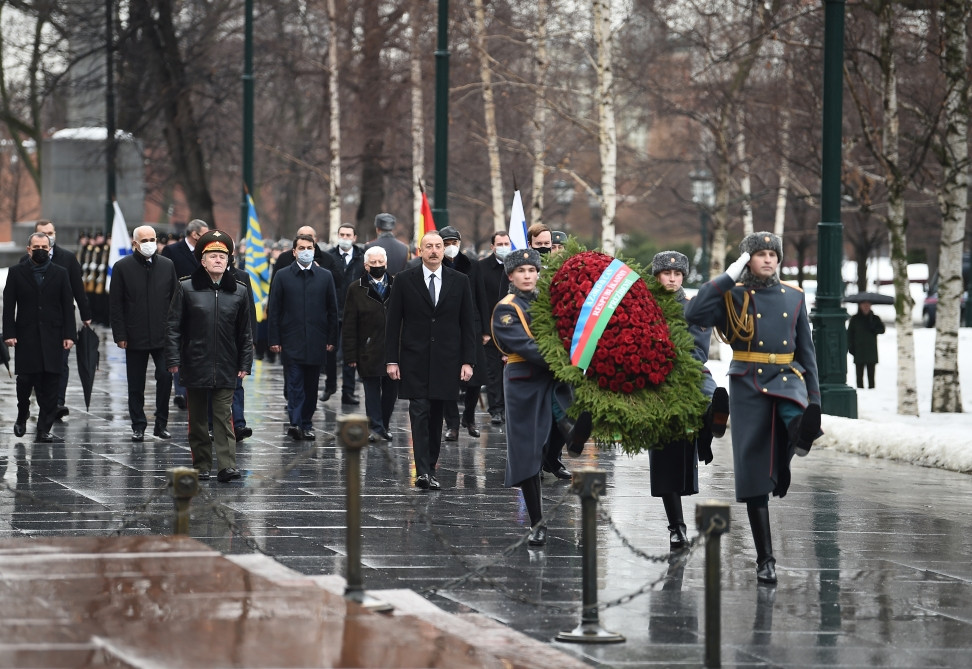 Azerbaijani President visits unknown soldier's grave in Moscow