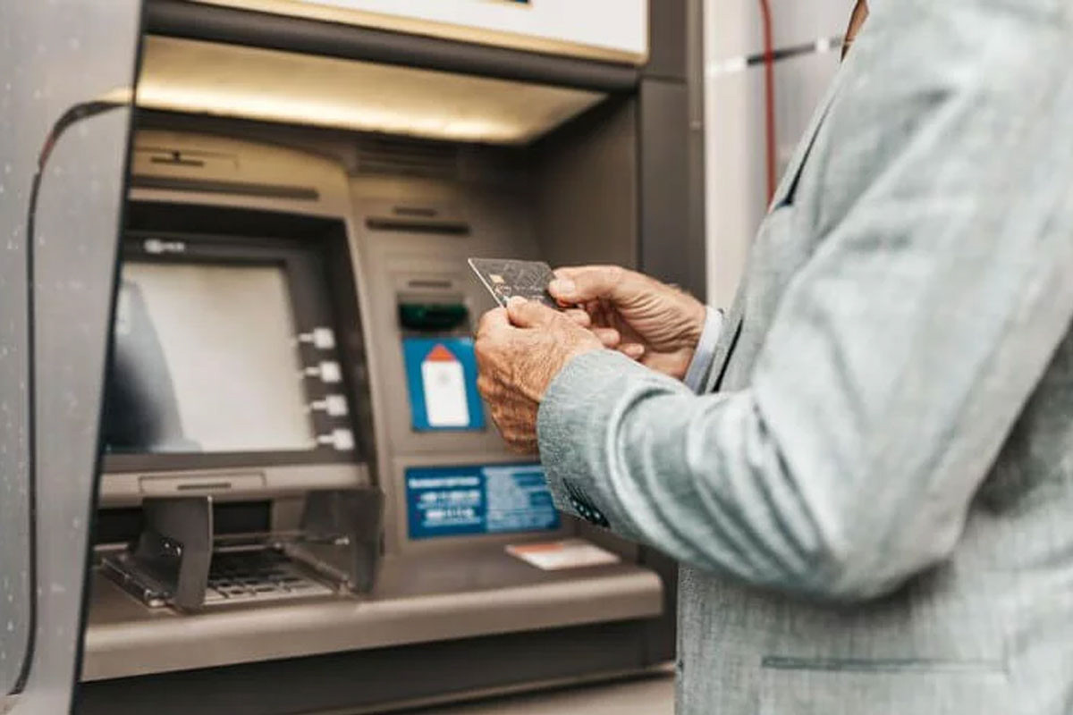 Pensiyaçılara maddi yardım ayrıldı