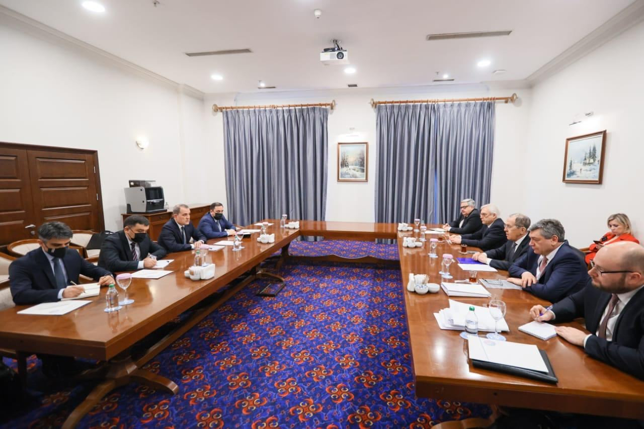 Azərbaycan və Rusiya xarici işlər nazirləri üçtərəfli bəyanatların icrasını müzakirə ediblər