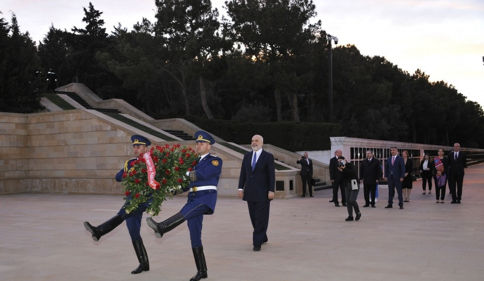 Albaniyanın Baş naziri Şəhidlər xiyabanını ziyarət edib