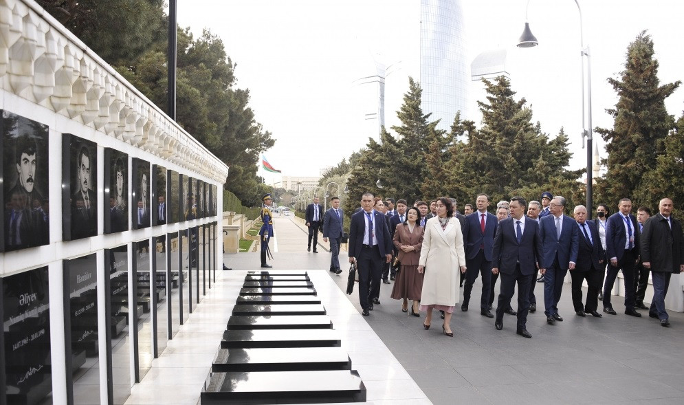 Qırğızıstan Prezidenti Şəhidlər xiyabanını ziyarət edib