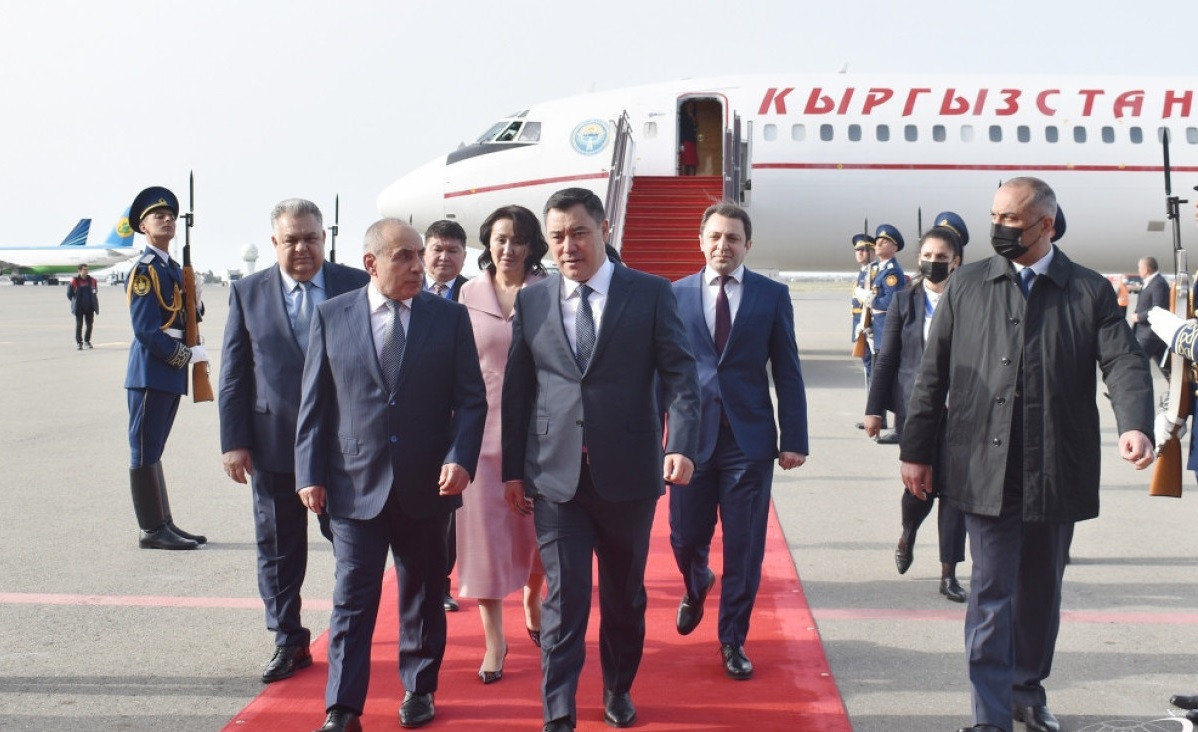 Qırğızıstan Prezidenti Azərbaycana rəsmi səfərə gəlib