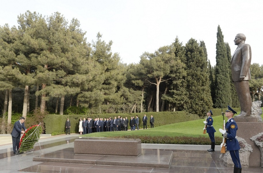 Sadır Japarov ümummilli lider Heydər Əliyevin məzarını ziyarət edib