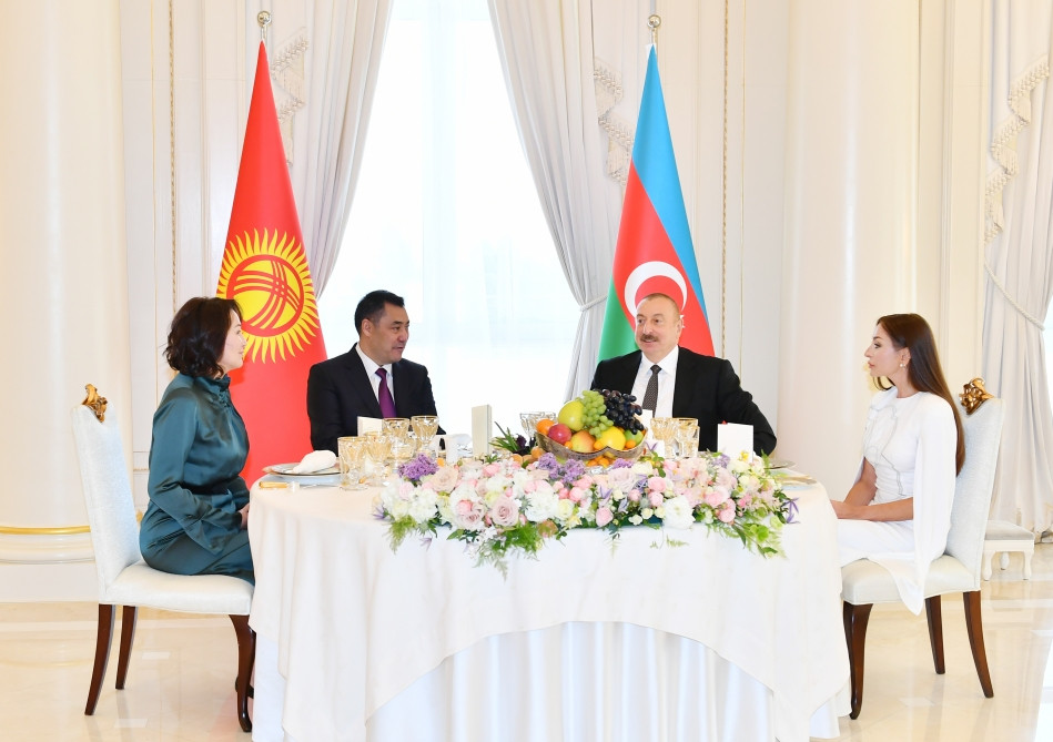 Official dinner hosted in honor of Kyrgyz President, his spouse