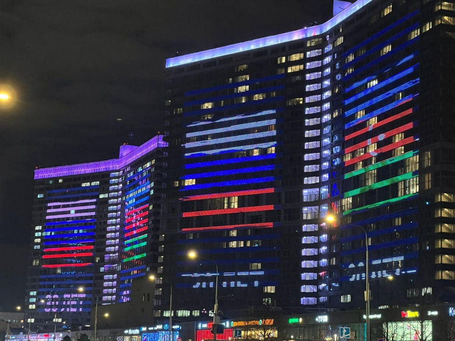 Здания на Новом Арбате окрасились в цвета флагов России и Азербайджана