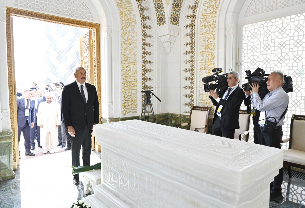 President Ilham Aliyev visited memorial complex of first President of Uzbekistan Islam Karimov