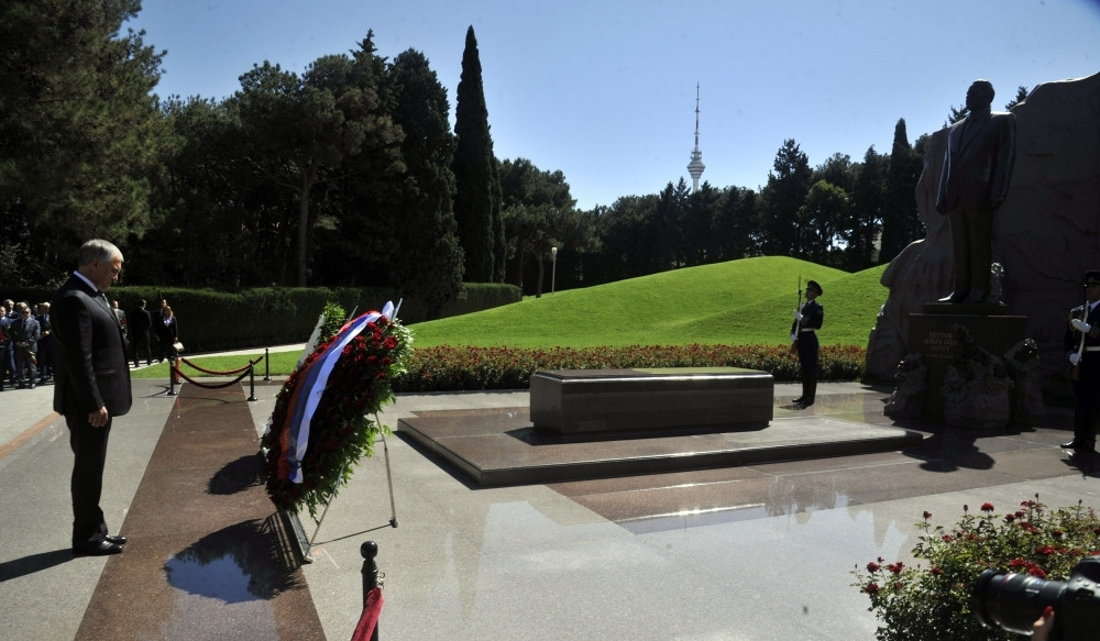 Rusiya Dövlət Dumasının sədri Ulu Öndərin məzarını və Şəhidlər xiyabanını ziyarət edib
