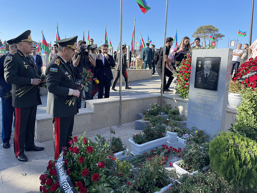 Müdafiə Nazirliyinin rəhbər heyəti İkinci Şəhidlər xiyabanını ziyarət edib