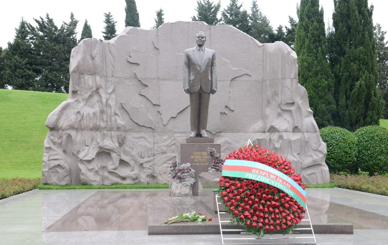 Azerbaijani President, First Lady visit tomb of national leader Heydar Aliyev at Alley of Honor