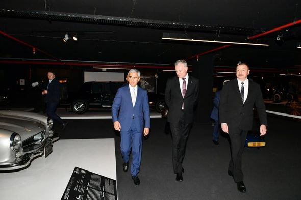 Azərbaycan və Litva prezidentləri Heydər Əliyev Mərkəzində klassik avtomobillərin sərgisi ilə tanış olublar