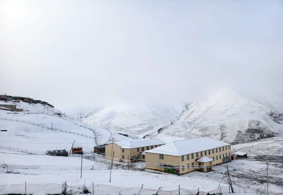 Qrız kəndində 14 sm hündürlüyündə qar yağıb