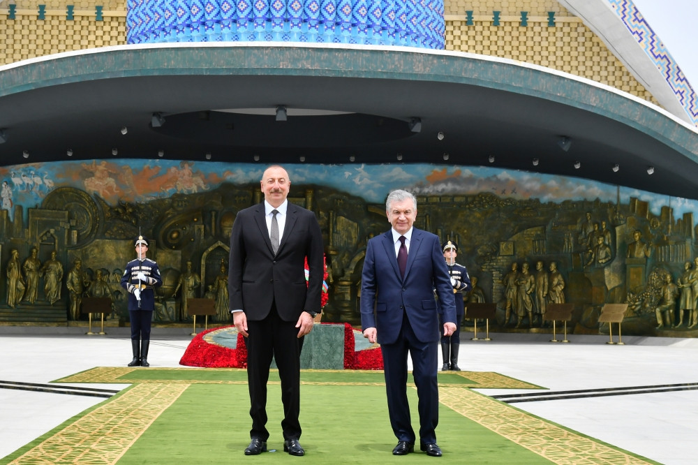 President Ilham Aliyev visited Independence Monument in Tashkent