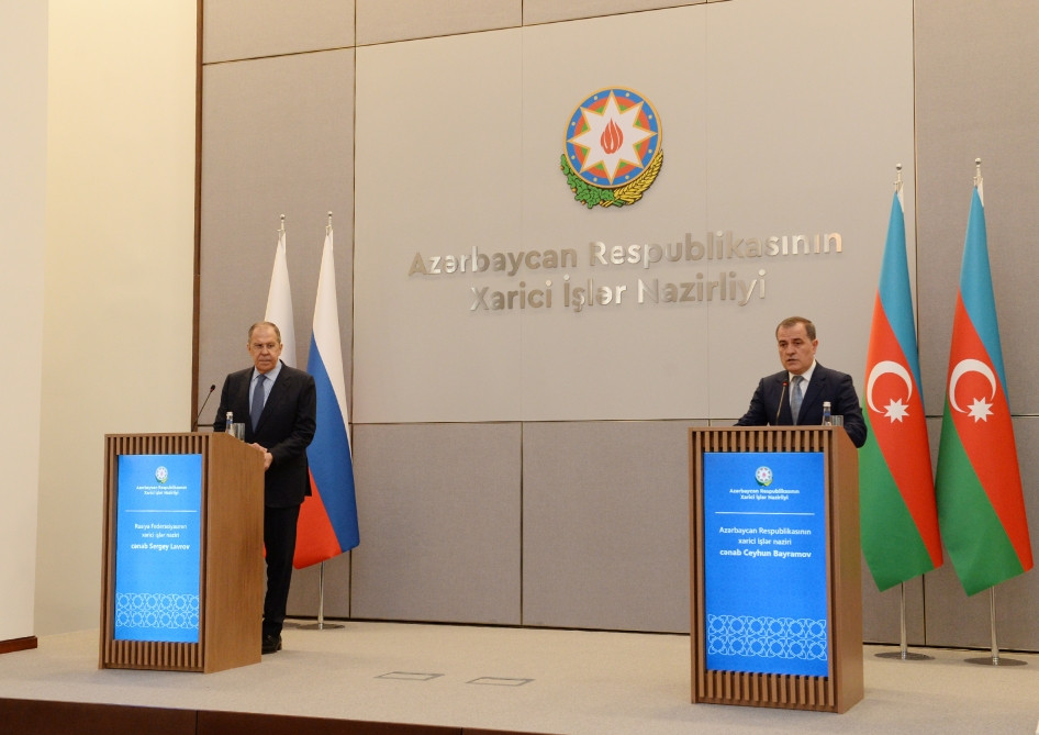 В Баку проходит пресс-конференция министров иностранных дел Азербайджана и России