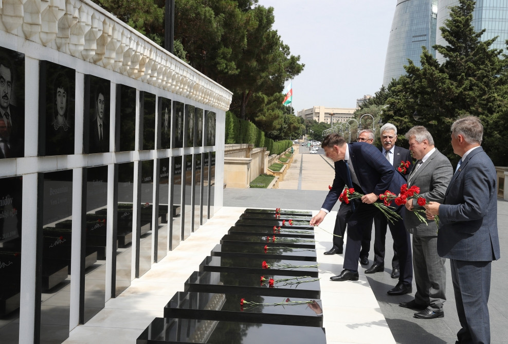 Delegation of Lithuanian Parliament visits Alley of Martyrs