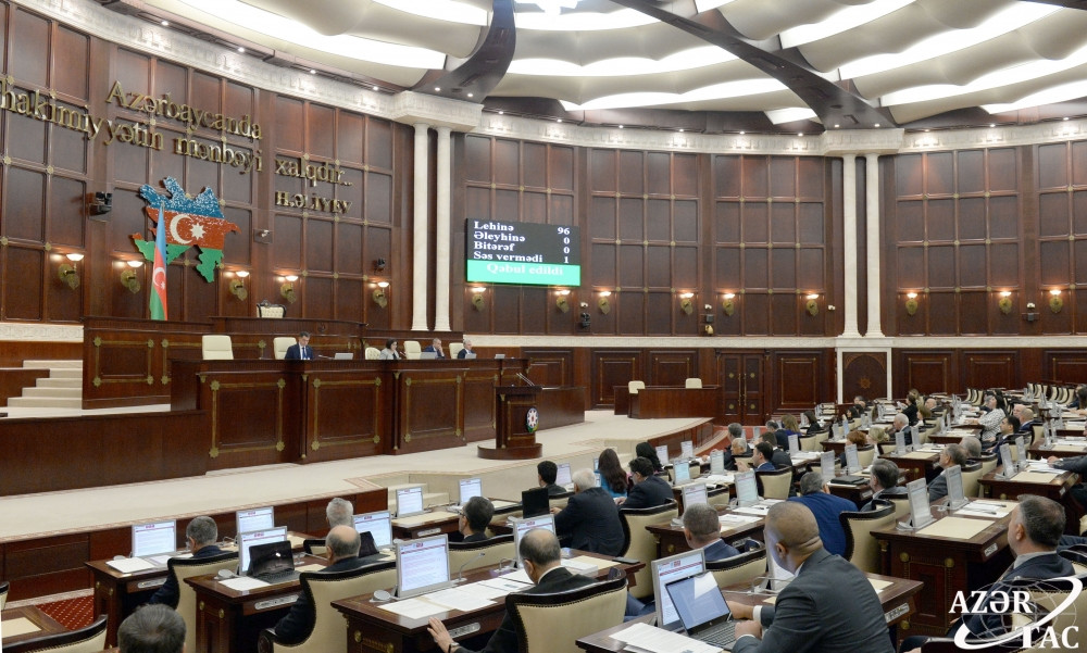 Проходит очередное пленарное заседание Милли Меджлиса