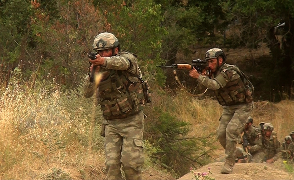 Müdafiə naziri Xocavənddə komandoların təlimini izləyib