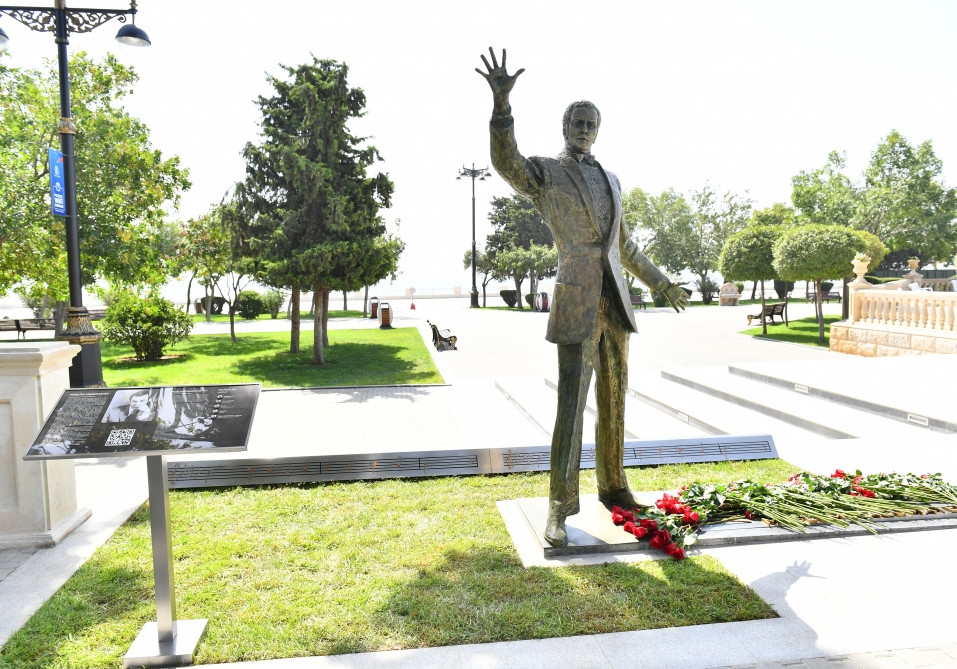 Statue of world-renowned singer Muslum Magomayev unveiled at Baku Seaside National Park