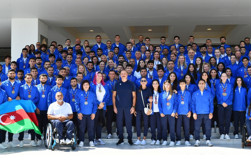 Ilham Aliyev and Mehriban Aliyeva meet with medal winning athletes of 5th Islamic Solidarity Games