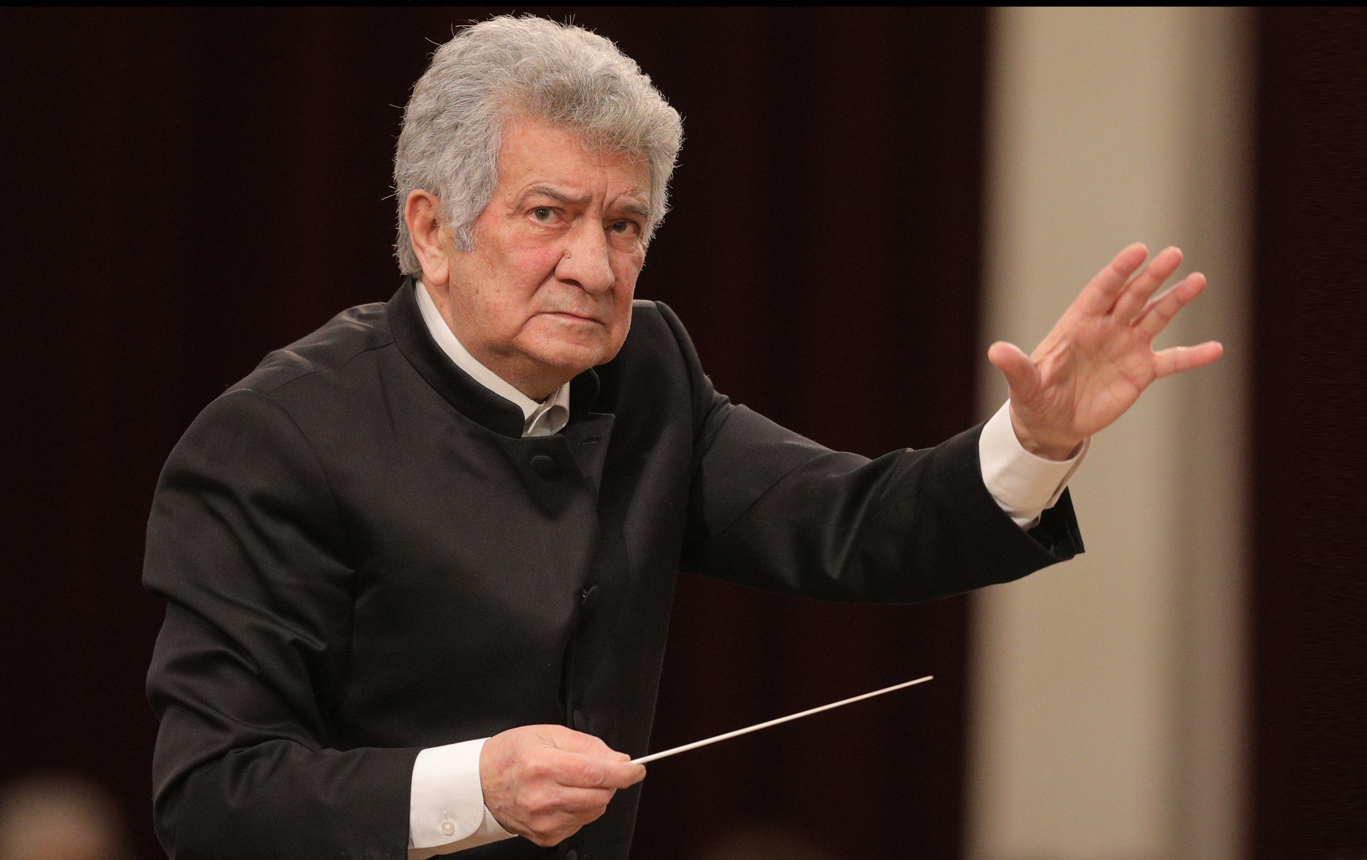 Birinci vitse-prezident dirijor Rauf Abdullayevi yubileyi münasibətilə təbrik edib