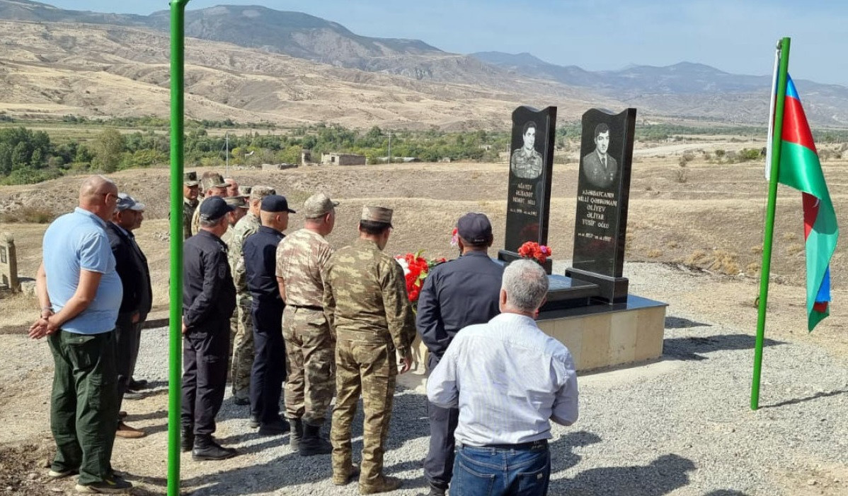 Tələbələri və döyüş yoldaşları Milli Qəhrəman Əliyar Əliyevi məzarı başında yad etdilər