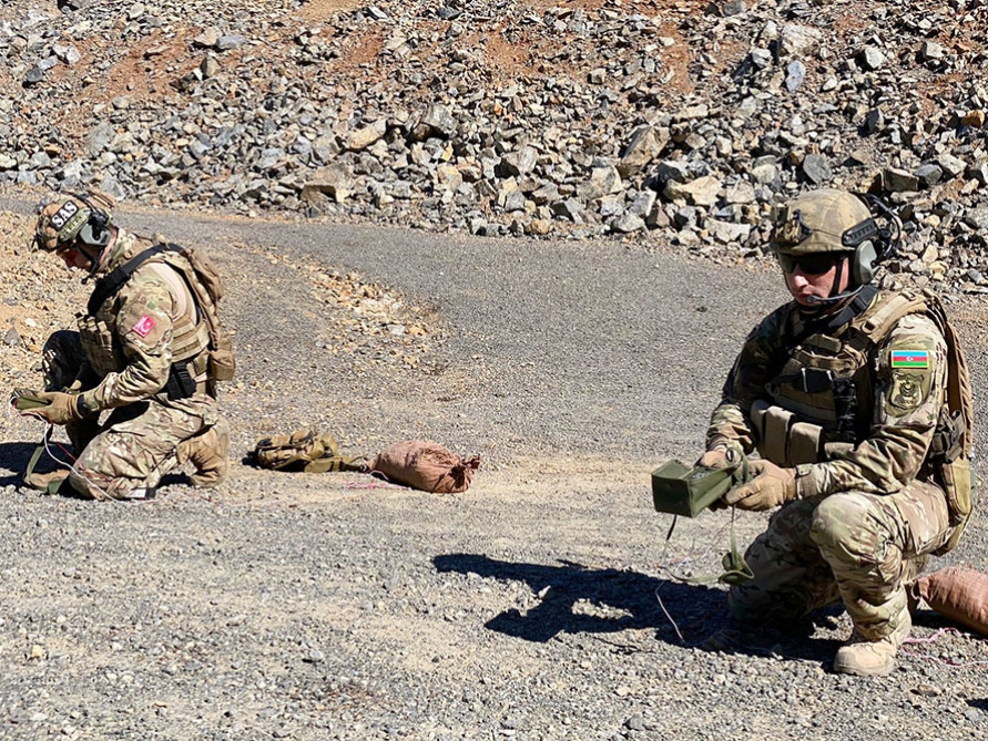 Проводятся совместные учения с участием спецназа ВМС Азербайджана и Турции