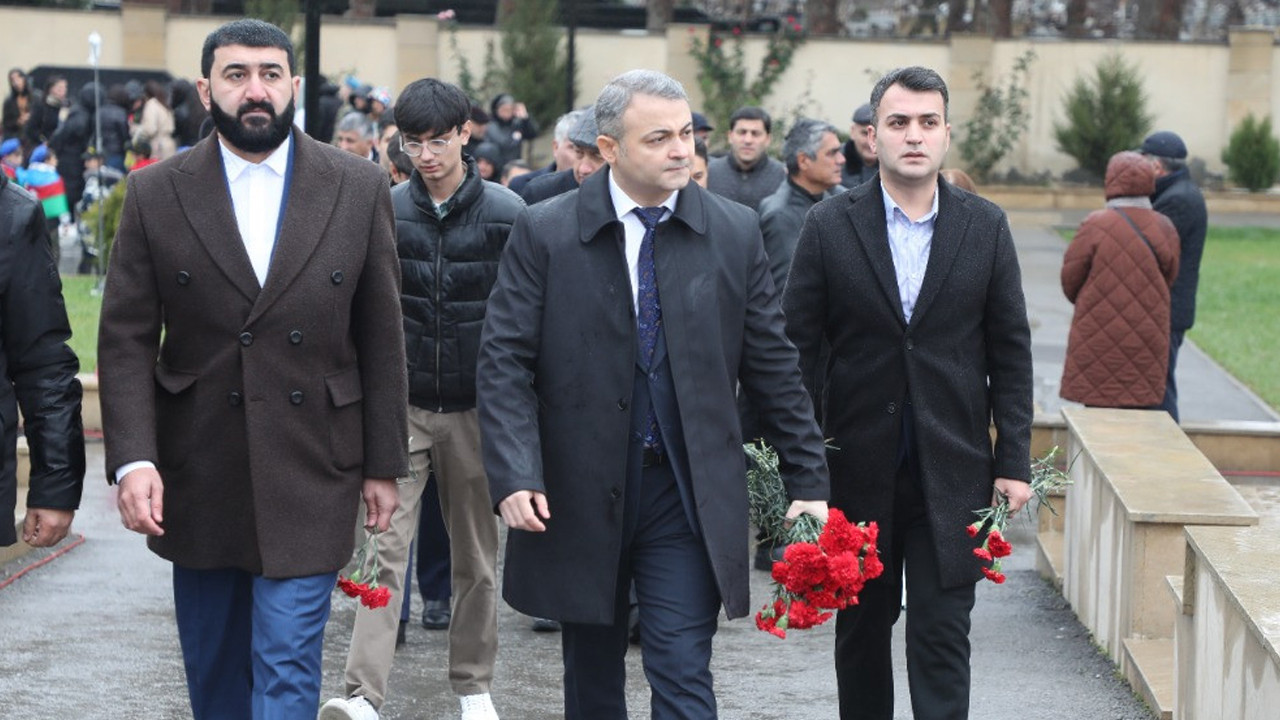 AzTV-nin kollektivi 2-ci Fəxri xiyabanı ziyarət edib <mark>FOTOLAR<mark>