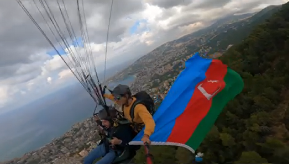 Şanlı Azərbaycan bayrağı Beyrut səmasında