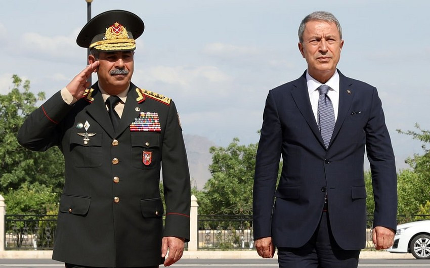 Министр обороны Азербайджана выразил соболезнования турецкому коллеге