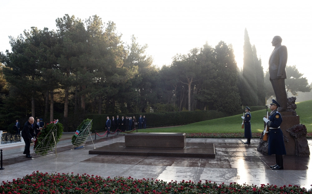 Russian PM visits grave of national leader Heydar Aliyev and Alley of Martyrs