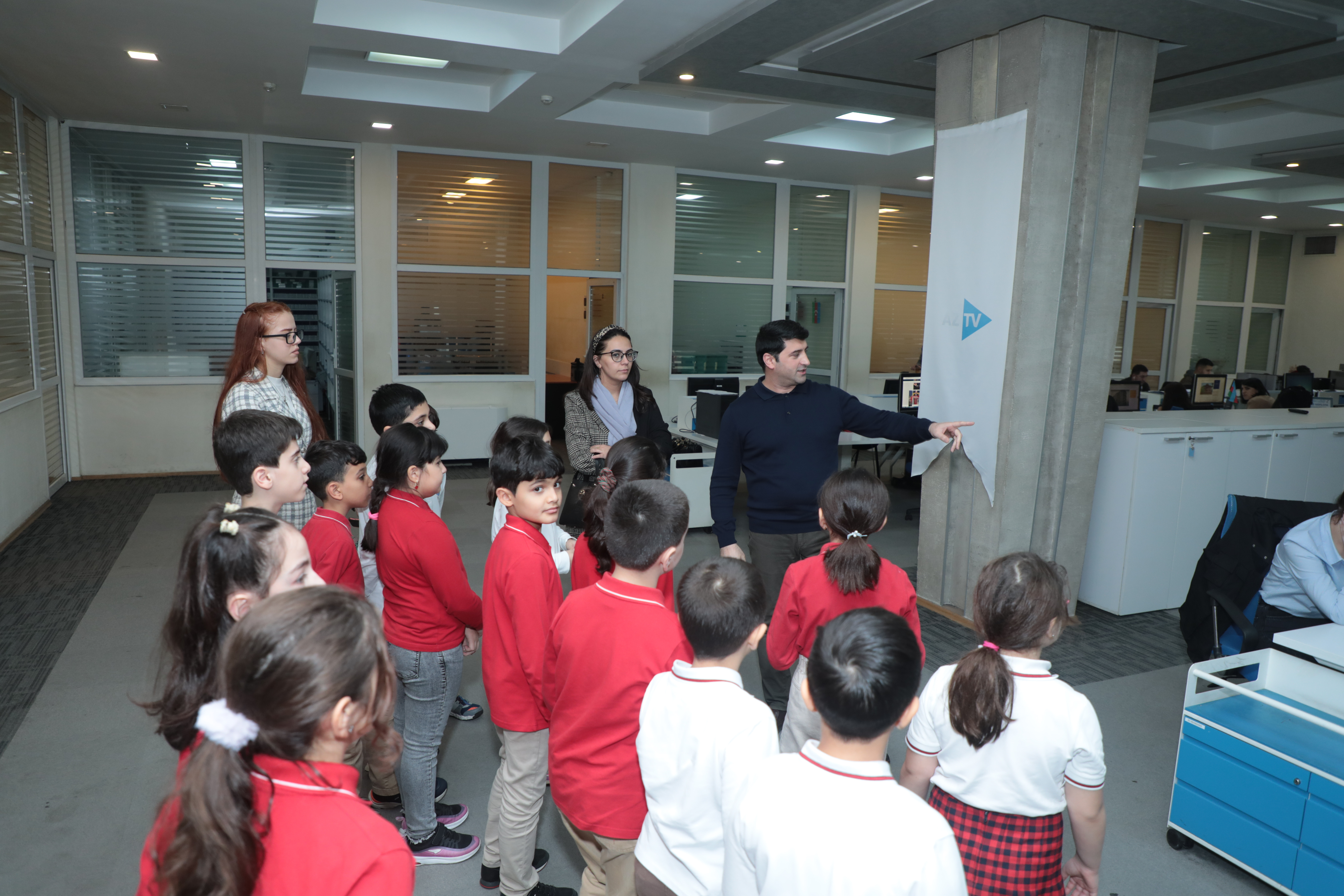 Bir qrup şagird AzTV-yə ekskursiya edib