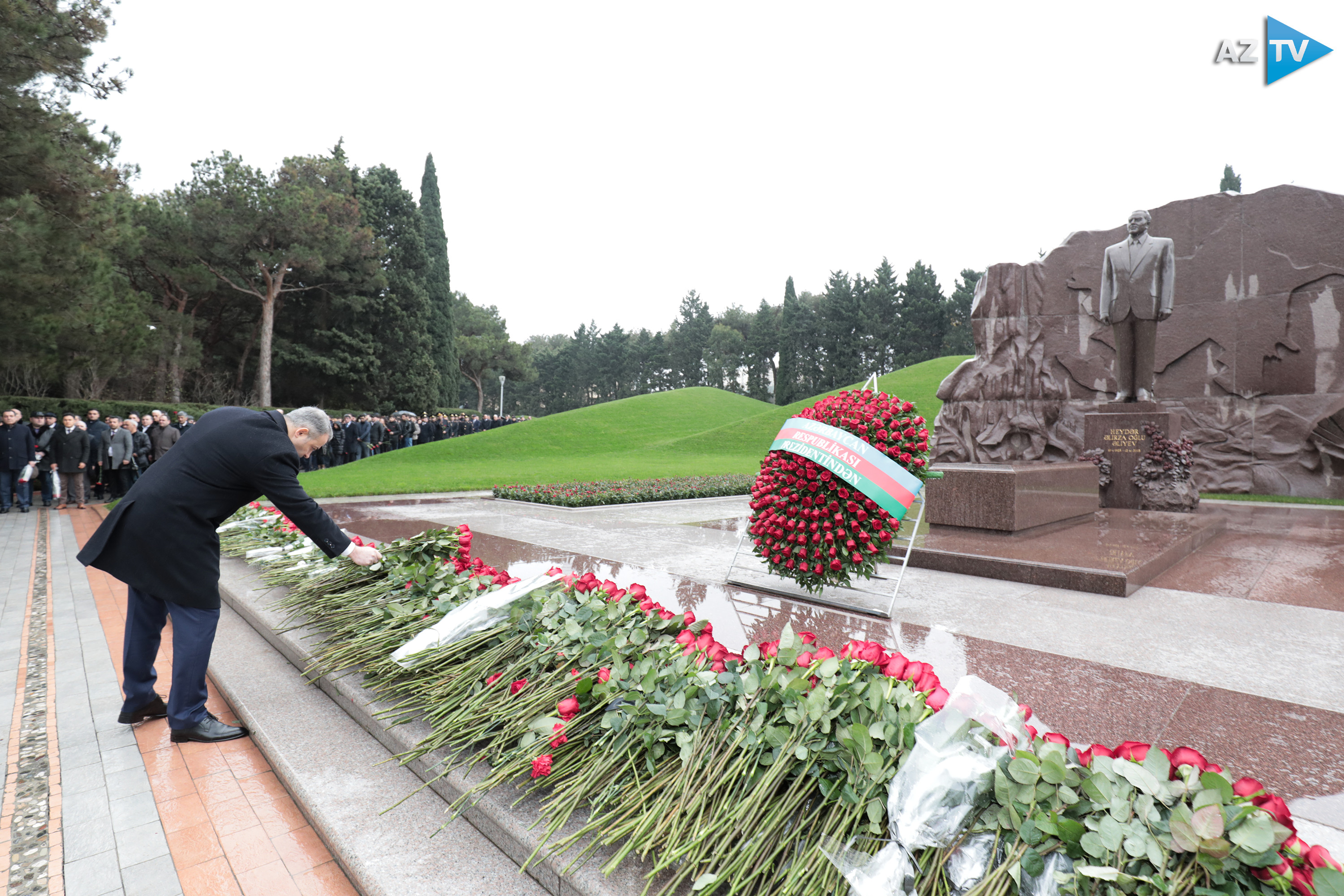 Azərbaycan Televiziyasının kollektivi Fəxri xiyabanda Ulu Öndər Heydər Əliyevin məzarını ziyarət edib