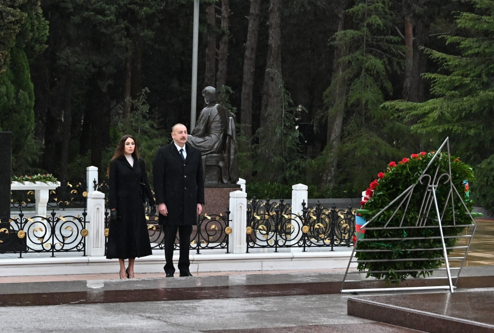 President Ilham Aliyev and First Lady Mehriban Aliyeva visited grave of national leader Heydar Aliyev