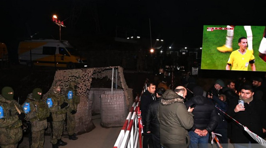 Демонстранты и миротворцы на дороге Шуша-Ханкенди смотрят матч Франция-Марокко