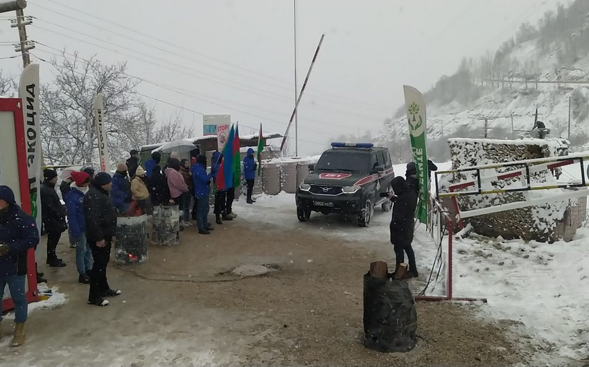 Qar yağmasına baxmayaraq, Xankəndi-Laçın yolunda etiraz aksiyası 28 gündür davam edi