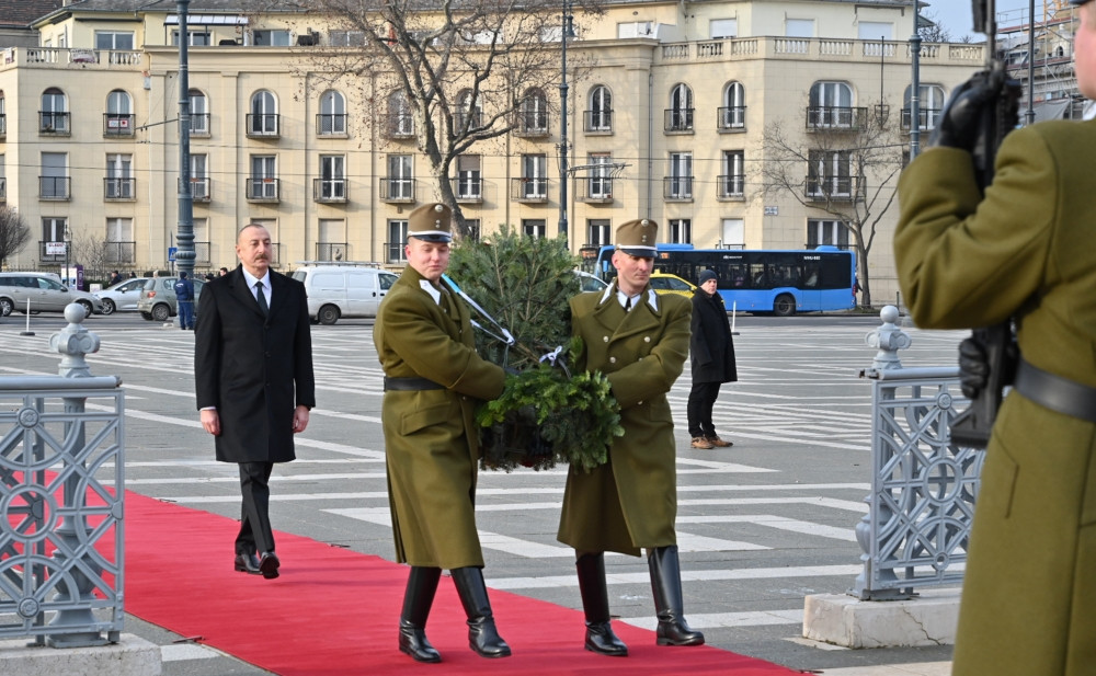 President Ilham Aliyev visited tomb of unknown soldier in Budapest